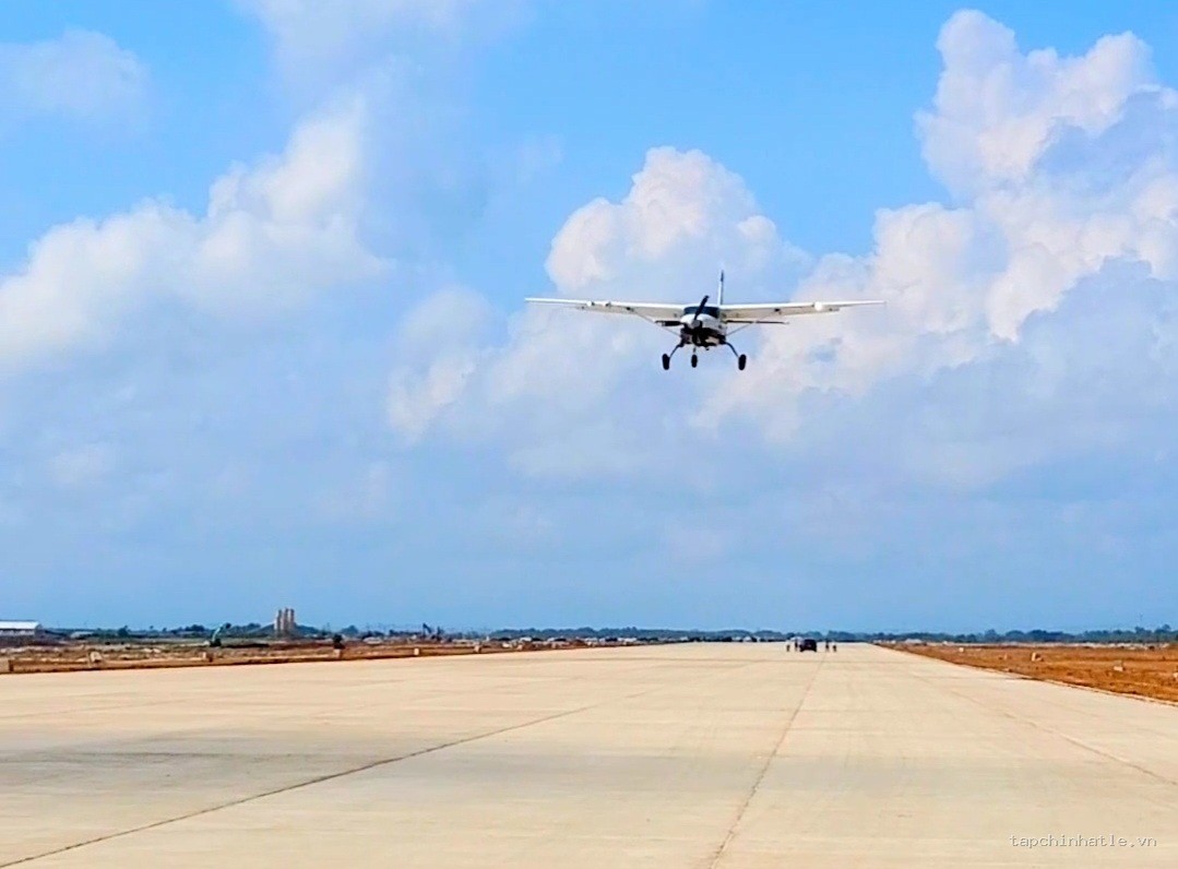 Máy bay Cessna 208 đang bay kiểm tra trên đường bay Cảng hàng không Quảng Trị